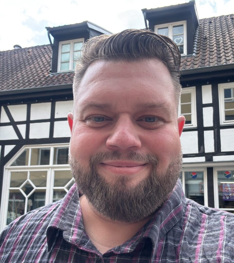 Malte Salmen vor Fachwerkhaus