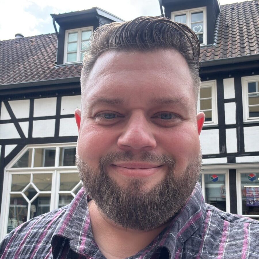 Malte Salmen vor Fachwerkhaus